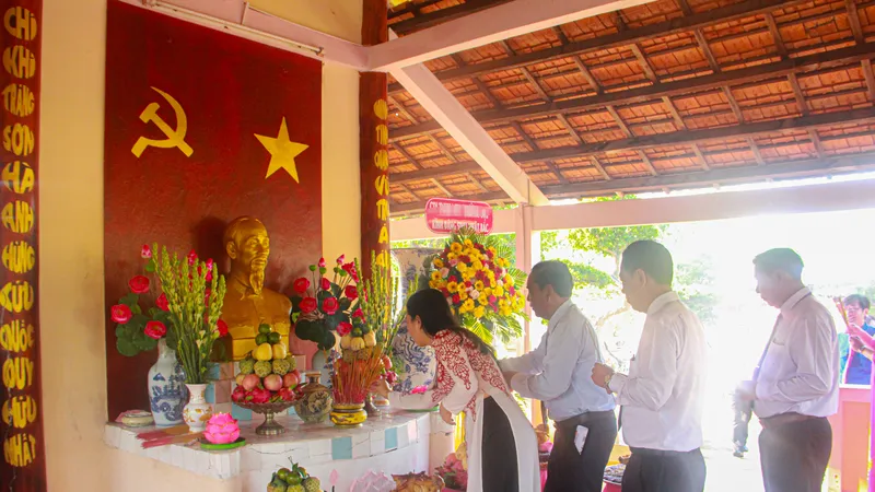 Dâng hương tưởng nhớ Bác Hồ tại Đền thờ Bác Hồ ở Cù Lao Dung 
