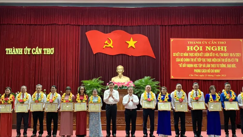 Cần Thơ khen thưởng 31 tập thể và 30 cá nhân học tập và làm theo Bác