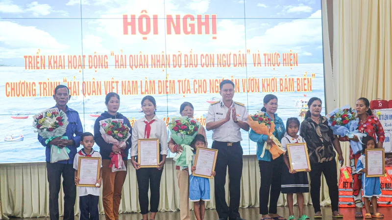 Triển khai hoạt động “Hải quân nhận đỡ đầu con ngư dân” tại Sóc Trăng