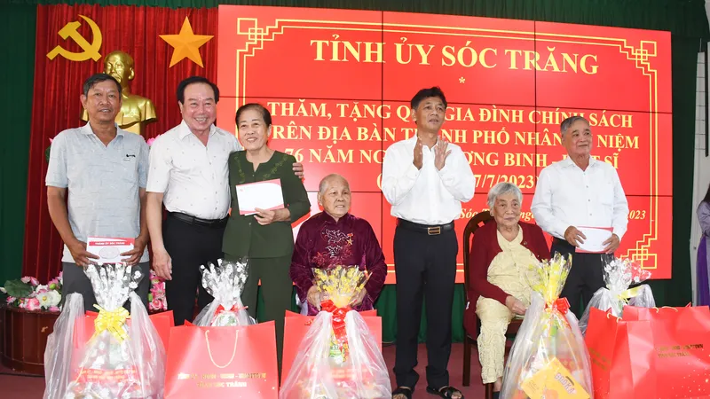 Sóc Trăng: Thăm, tặng quà các gia đình chính sách