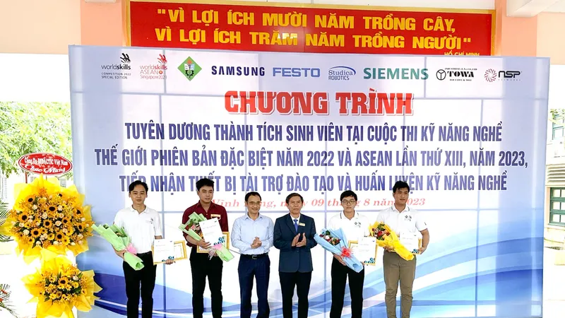 Tuyên dương sinh viên đạt thành tích cao tại các kỳ thi kỹ năng nghề ASEAN và Thế giới