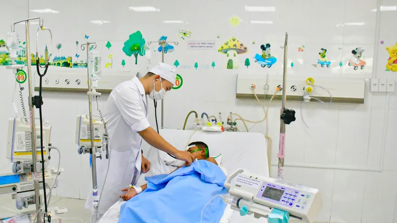 Cứu sống bé trai 8 tuổi bị ong vò vẽ đốt hơn 60 mũi