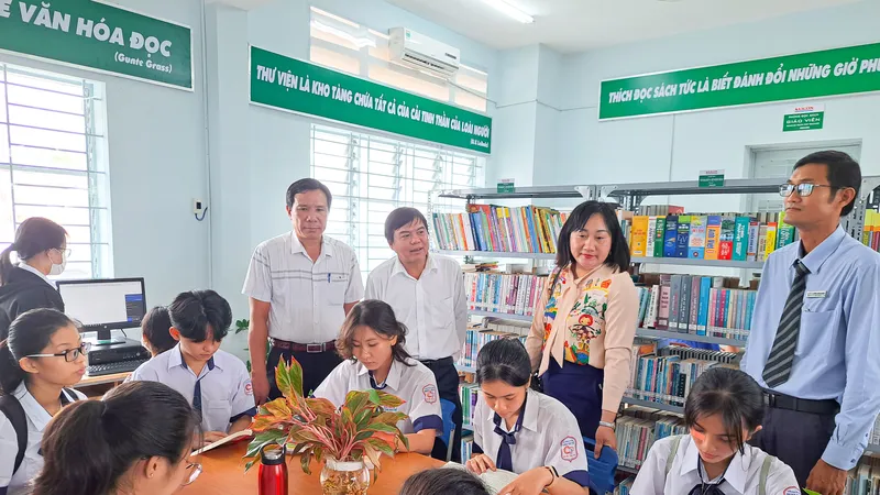 Chương trình “Thắp sáng niềm tin – Vượt khó đến trường”: Tặng học bổng, bàn giao thư viện cho Trường THPT Đoàn Văn Tố (Sóc Trăng) 