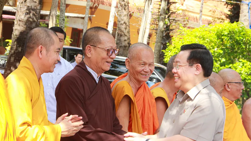 Chủ tịch Quốc hội Vương Đình Huệ chúc mừng lễ Sene Đôlta tại Sóc Trăng