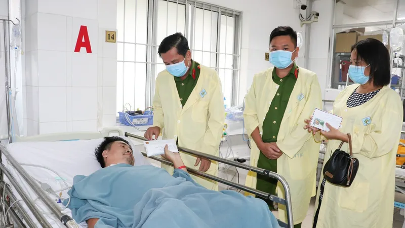 Trao 100 triệu đồng hỗ trợ đại uý truy đuổi “cát tặc” bị đứt lìa 2 chân 