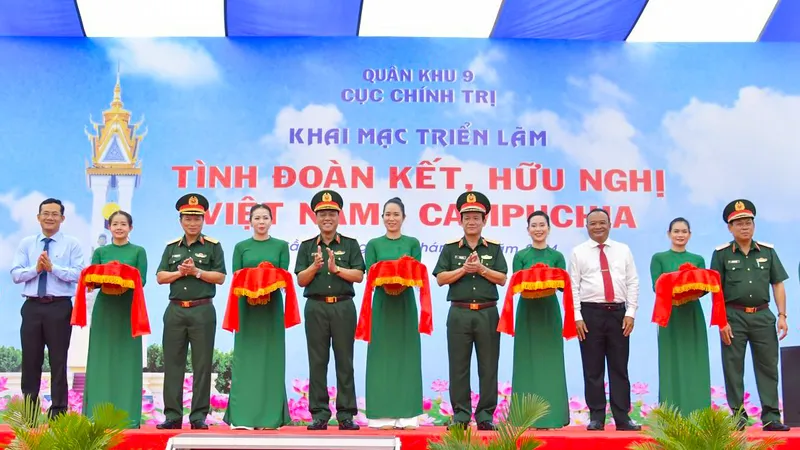 Khai mạc triển lãm “Tình đoàn kết, hữu nghị Việt Nam - Campuchia” 