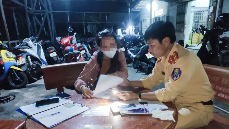 Xử phạt người phụ nữ lái ô tô chạy ngược chiều trên cao tốc Mỹ Thuận - Cần Thơ