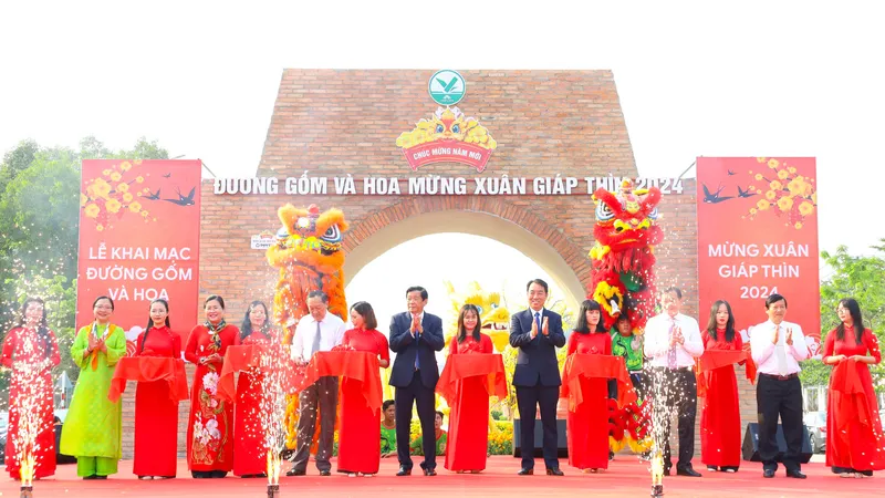 Xác lập kỷ lục đường gốm đỏ và hoa dài nhất Việt Nam