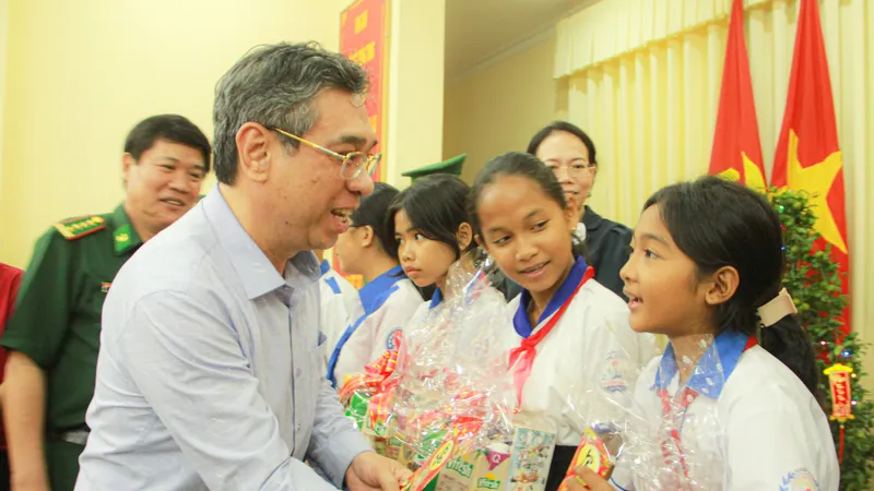 Lãnh đạo TPHCM thăm, chúc tết, tặng quà tại Sóc Trăng