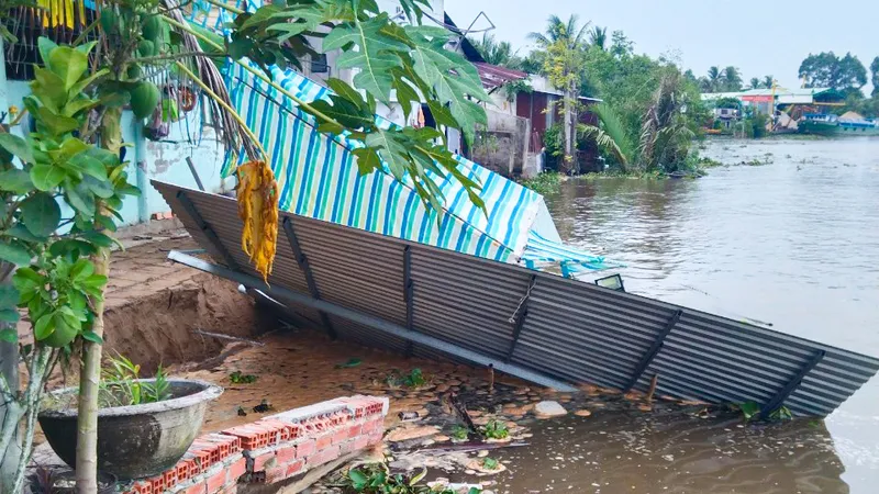 Vĩnh Long: Khẩn trương dời tài sản người dân tại các điểm sạt lở dọc bờ sông Măng