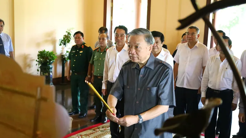 Chủ tịch nước Tô Lâm dâng hương tưởng nhớ Thủ tướng Võ Văn Kiệt và Chủ tịch Hội đồng Bộ trưởng Phạm Hùng