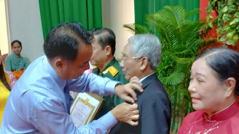 Vĩnh Long: Trao Huy hiệu Đảng đến đảng viên cao tuổi