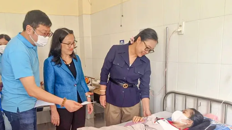 Bộ Y tế yêu cầu làm rõ nguyên nhân hơn 220 công nhân ở Vĩnh Long nhập viện sau bữa ăn