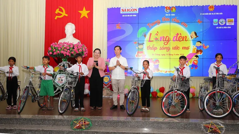 Mang trung thu đến học sinh nghèo, thiếu nhi dân tộc thiểu số ở Vĩnh Châu, Sóc Trăng