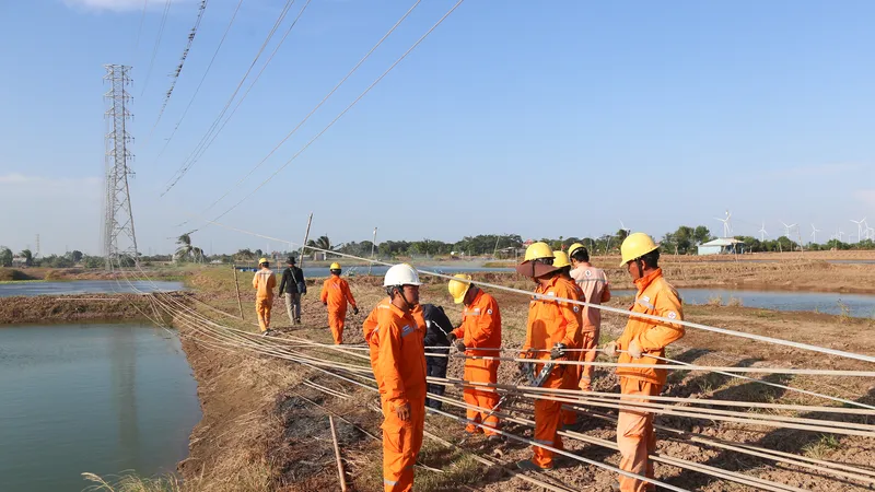 Vượt nắng thắng mưa vận hành đường dây 110kV (Vĩnh Châu, Sóc Trăng)