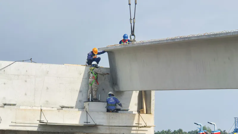 Thi công gác những dầm cầu đầu tiên tại dự án cầu Đại Ngãi 2
