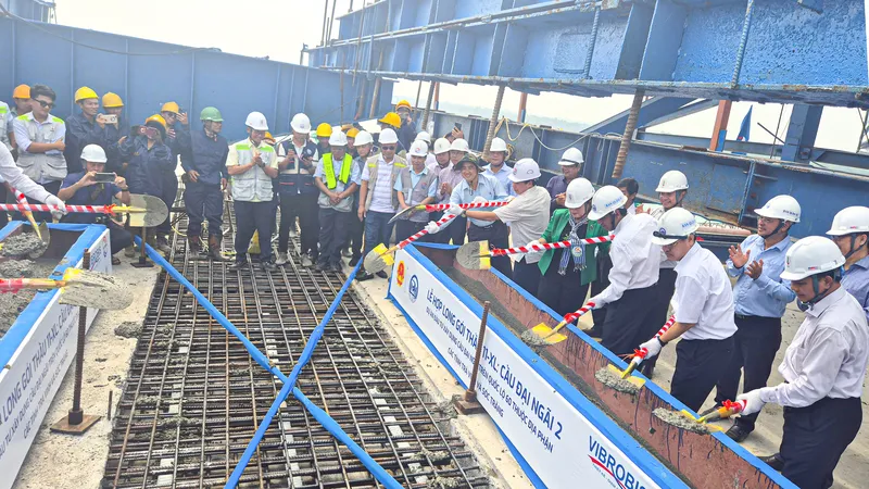 Hợp long cầu Đại Ngãi 2, nối liền cửa Trần Đề (sông Hậu)