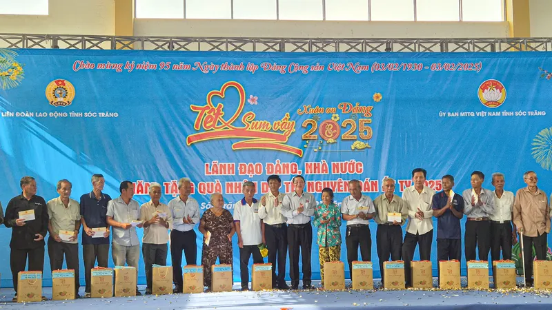 Phó Chủ tịch Quốc hội Nguyễn Đức Hải trao quà tết cho công nhân tại Sóc Trăng