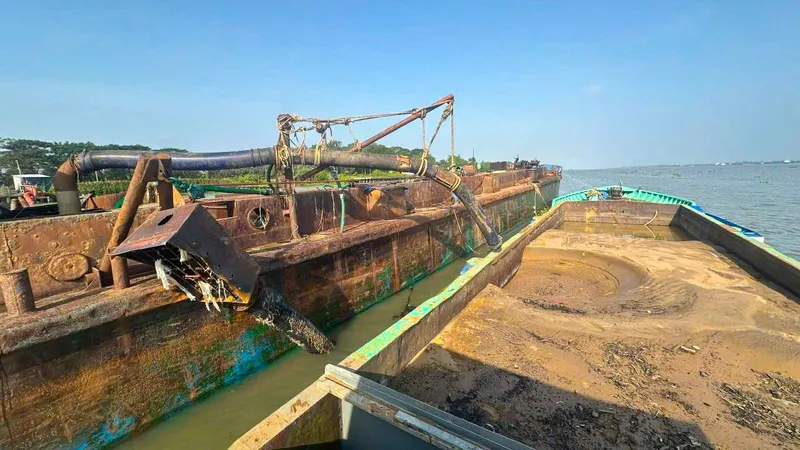 Sóc Trăng: Bắt quả tang 2 tàu vỏ thép mua bán “cát lậu” trên sông Hậu