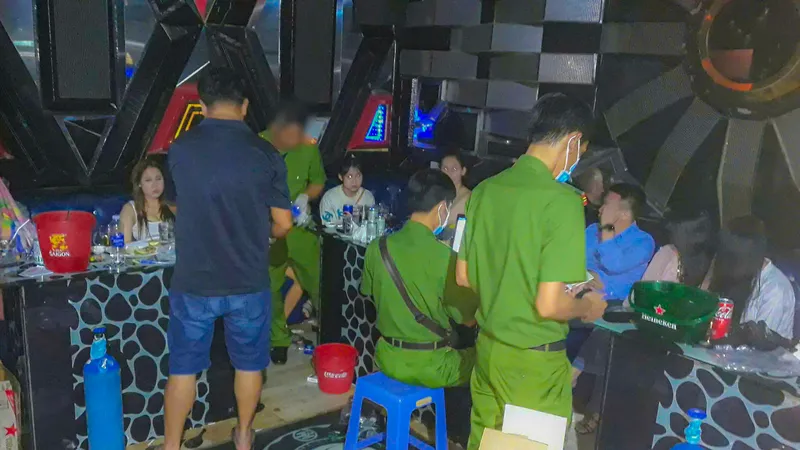 Bắt quả tang 19 nam, nữ chơi ma túy trong phòng karaoke