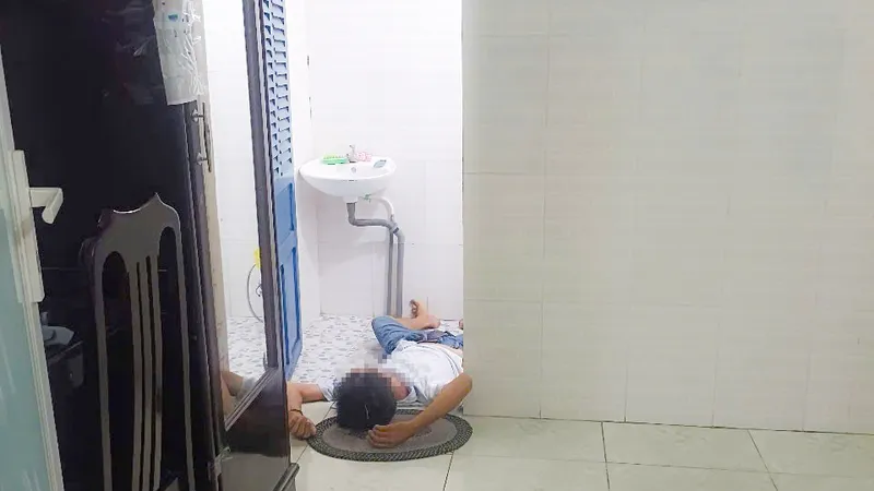 Người đàn ông tử vong trong nhà nghỉ, cạnh vỉ thuốc màu xanh