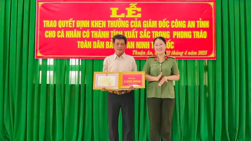 Khen thưởng tài xế chở nghi phạm sát hại 2 người vào đồn công an