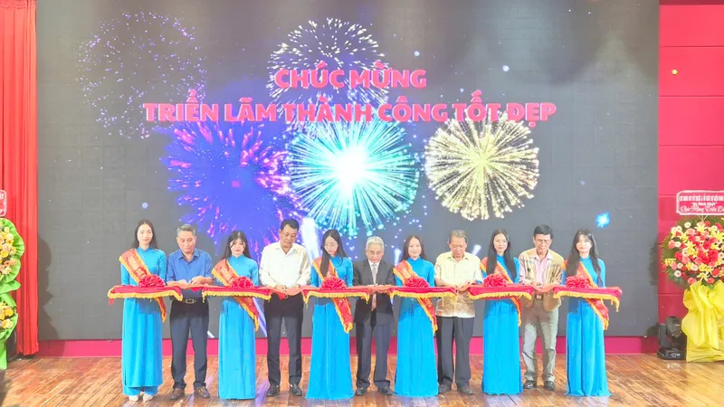 Khai mạc triển lãm tranh “Sắc màu Cửu Long” năm 2025