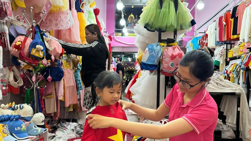 Áo, quà lưu niệm in cờ đỏ sao vàng hút hàng