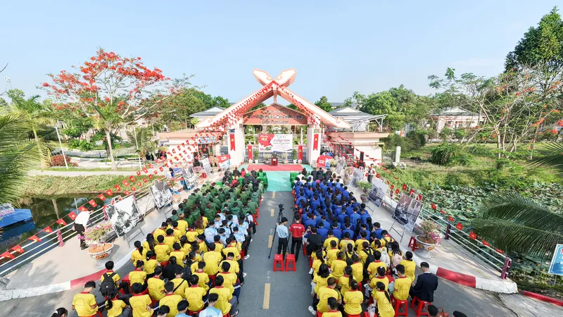 Trường Đại học Cửu Long khánh thành “Đường cờ chiến thắng”