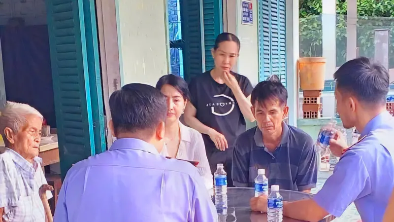 Đoàn công tác của Cơ quan điều tra Viện KSND Tối cao có mặt tại nhà nữ sinh B.T.