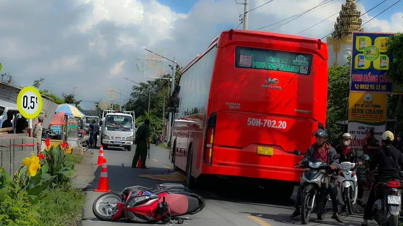 Vĩnh Long: Xe khách va quẹt xe mô tô, 1 người tử vong