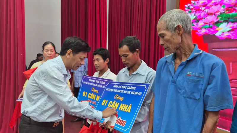 Sóc Trăng bàn giao 8.917 nhà mới, nhà đã sửa chữa cho người dân khó khăn 
