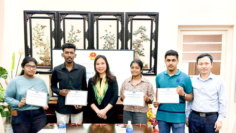 Trường Đại học Cửu Long trao 4 suất học bổng toàn phần cho lưu học sinh Sri Lanka