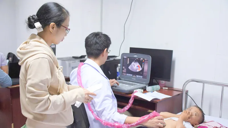 Cần Thơ: Khám sàng lọc bệnh tim bẩm sinh cho trẻ em 