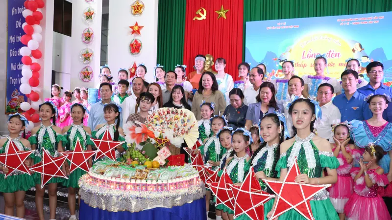 Phó Chủ tịch nước Võ Thị Ánh Xuân tặng quà Trung thu cho trẻ em nghèo Cần Thơ