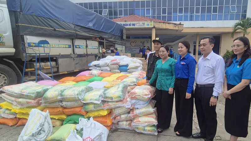 Cần Thơ chuyển hơn 20 tấn hàng hóa hỗ trợ đồng bào vùng bão lũ