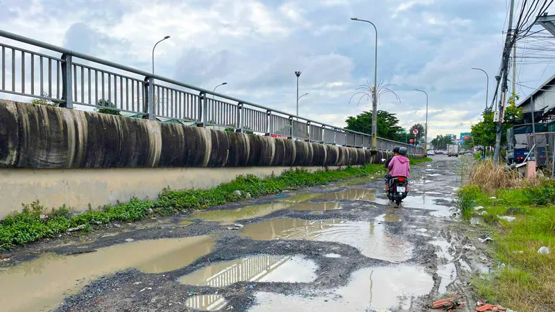 Cần Thơ: Người dân mòn mỏi chờ sửa chữa đoạn đường dạ cầu Hưng Lợi