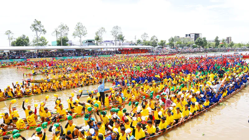 Hàng ngàn vận động viên quy tụ tại sông Maspéro (TP Cần Thơ) để tham gia giải đua
