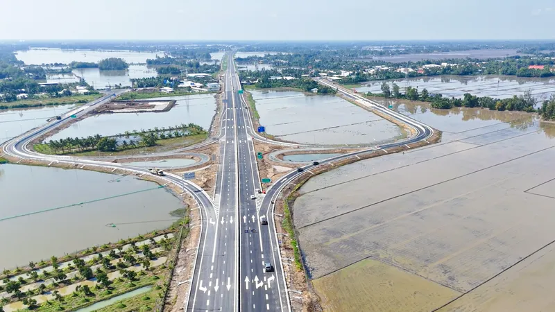 Ngày đầu thông xe tuyến cao tốc Cần Thơ - Hậu Giang: Ít phương tiện lưu thông 