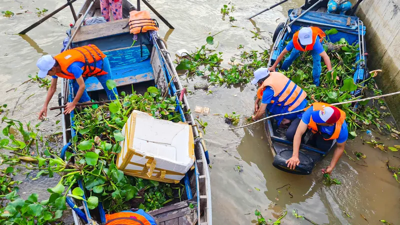 Các lực lượng ra quân vớt rác trên sông, kênh rạch trên địa bàn TP Cần Thơ