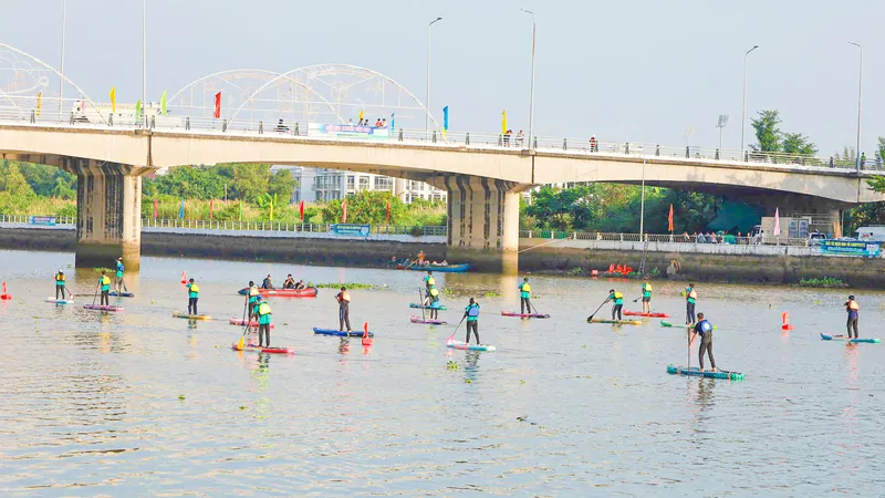Khởi tranh Giải đua thuyền ván SUP TP Cần Thơ mở rộng năm 2025