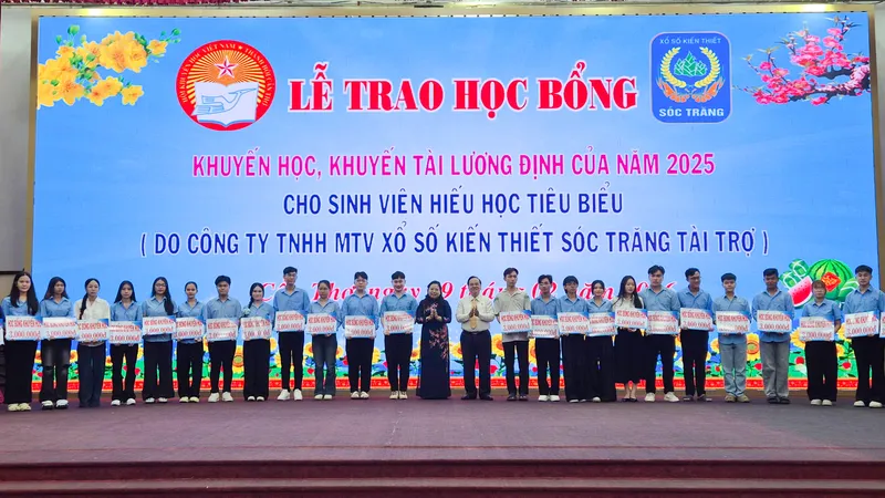 Bà Hồ Thị Cẩm Đào, Phó Bí thư Thành ủy, Chủ tịch Uỷ ban MTTQ Việt Nam TP Cần Thơ trao học bổng cho các em sinh viên