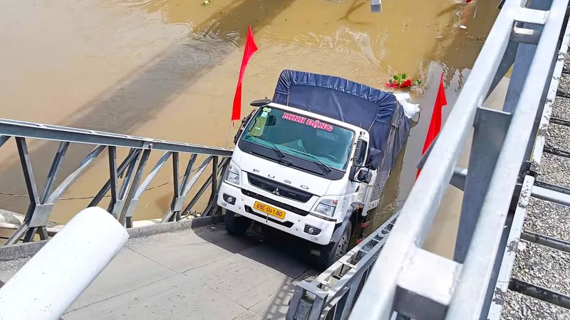 Cần Thơ: Sập cầu trên tỉnh lộ khiến giao thông bị gián đoạn