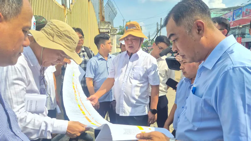 Phó Chủ tịch UBND TP Cần Thơ Nguyễn Văn Hoà kiểm tra thực địa tiến độ Dự án Nâng cấp, mở rộng quốc lộ 91