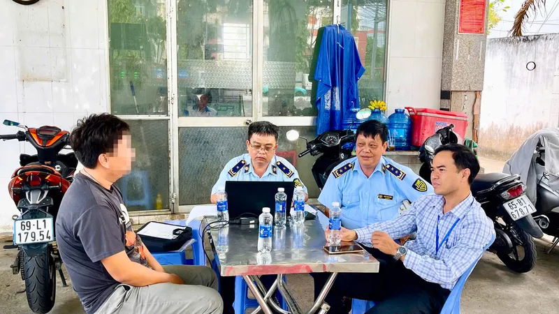 Đội Quản lý thị trường số 1 TP Cần Thơ kiểm tra đột xuất tại cửa hàng xăng, dầu
