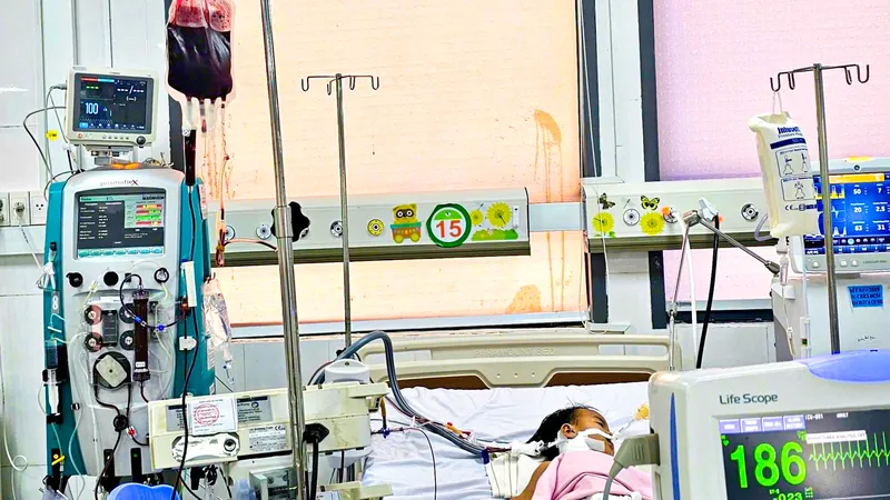 Cứu sống bé gái 20 tháng tuổi bị tay chân miệng độ 4 nguy kịch
