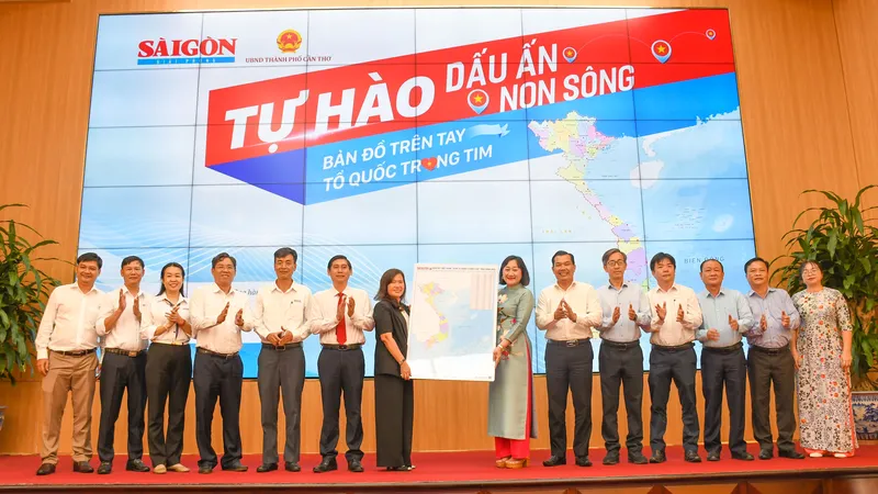 Lãnh đạo Báo SGGP trao Bản đồ Việt Nam – đơn vị hành chính cấp tỉnh cho UBND TP Cần Thơ
