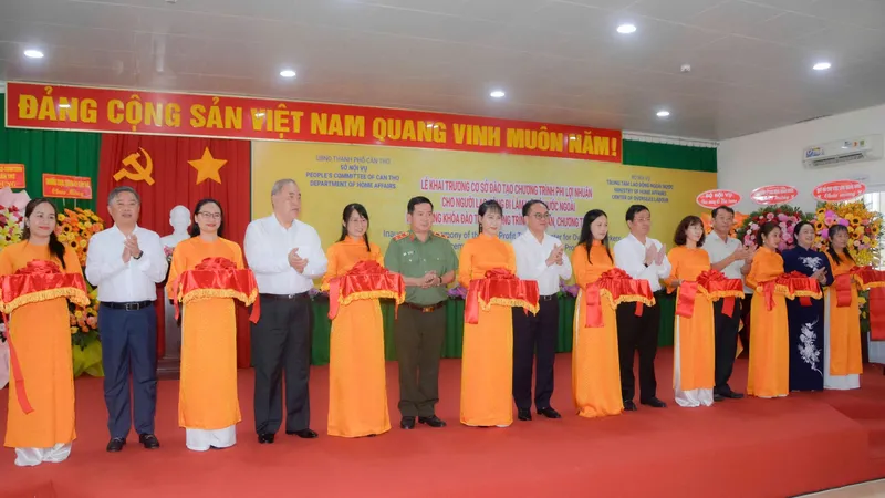 Các đại biểu cắt băng khai trương cơ sở đào tạo
