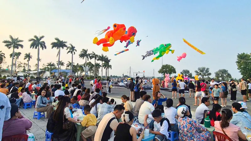 Hàng ngàn người xem thả diều nghệ thuật tại Cần Thơ