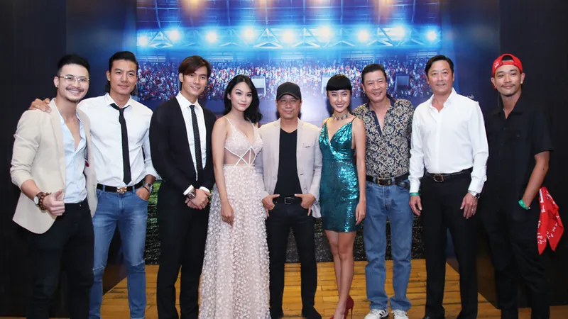 Lê Huỳnh Đức (áo trắng, thứ 2 từ phải qua) cùng dàn diễn viên trong phim